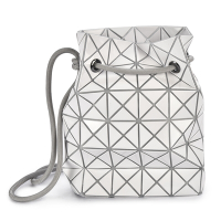 ISSEY MIYAKE 三宅一生BAOBAO WRING 6x4 亮面斜背抽繩水桶包-淺灰白色