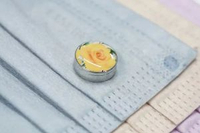 15mm 黃玫瑰 圖案香薰扣 香精油釦 精油飾物 口罩/衣領適用 磁石釦 口罩香薰夾 (白金銀色)(連6片顏色隨機的可重用棉片)(隨機送上口罩3片)