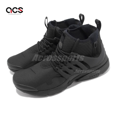 Triple black cheap nike trainers