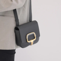 【Hermes 愛馬仕】Della Cavalleria 簡約金屬馬鞍扣LOGO小牛皮翻蓋斜背包(黑/金)
