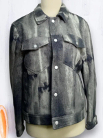 Jaket Trucker Motif Vertikal Abu-abu Distressed Tie-Dye Pria Bahan Tebal Textur Garis Halus Kancing 