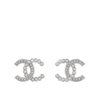 【CHANEL】CC Logo 水鑽及珍珠鑲飾針式耳環(銀色)