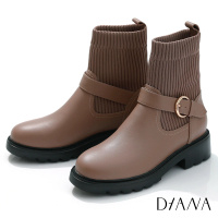 【DIANA】4.5 cm牛皮x重磅彈性布雙材質拼接圓環金屬皮帶釦飾短筒靴(拿鐵卡其)