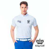 【KING GOLF】速達-實體同步款-男款迷彩底紋美式數字印花小立領拉鍊短袖POLO衫/高爾夫球衫(白色)