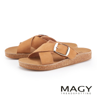 MAGY 交叉寬帶磨砂牛皮扣環平底休閒拖鞋 棕色