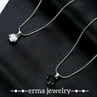 Kalung Titanium Wanita Rantai Belut Liontin Permata Hitam Dan Putih Kekinian Mewah Elega