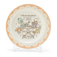 【小禮堂】Sanrio大集合 日本製 2021紀念陶瓷圓盤 附展示架 沙拉盤 紀念餐盤 YAMAKA陶瓷 《米黃》