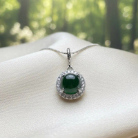 Liontin Giok Burma – Imperial Green