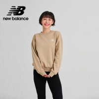 【New Balance】 SDS圓領英文標語長袖上衣_女性_奶茶棕_AWT33317BNN