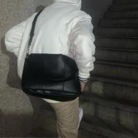 【MoonDy】包包 包包男 包包 側背包 郵差包 腋下包 韓國包包 收納包 斜背包 皮革包包 A4包包 名牌男