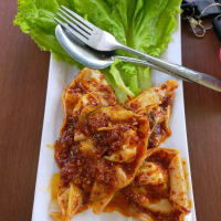 pangsit chili oil instan lengkap dengan bumbu chili oil.