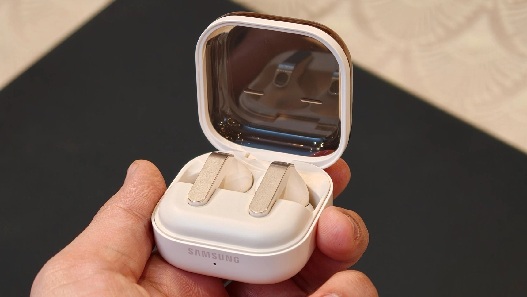 Samsung Galaxy Buds 4 ＆ 4 Pro が登場：洗練されたデザイン