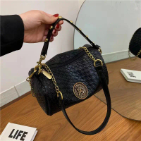 WJFCI Tas Selempang Wanita Barang Impor Model cantik Elegan Warna Hitam Polos Talipanjangnya Rantai 
