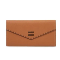 【MIU MIU】小牛皮 棕色 信封長夾 錢包 掀蓋開合(佳節送禮首選)