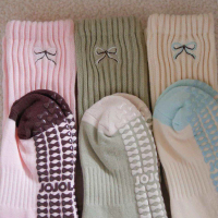 JOJOLULU : TWO-TONE SLOUCHY GRIP SOCKS
