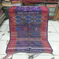 ULOS SADUM SIMATA SADA WARNA UNGGU PINGGIRAN MARON ADA TULISAN. HORAS-HORAS.