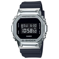 【CASIO 卡西歐】G-SHOCK 經典復古金屬框潮流運動電子錶-黑X銀框(GM-5600-1)