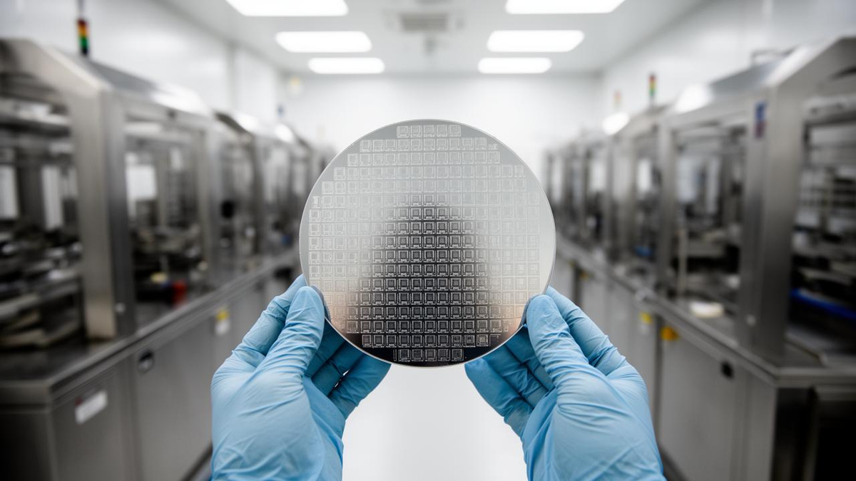Foreign Investors Dump $12.2 Billion in Samsung Electronics and SK Hynix, But Pour $80 Million Into South Korean Semiconductor ETFs
