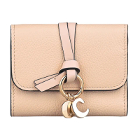 【Chloe’ 蔻依】CHLOE ALPHABET吊飾LOGO荔枝紋小牛皮釦式4卡短夾(水泥粉)