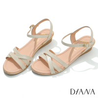 DIANA 3.5 cm質感牛皮X壓紋羊皮雙材質幾何線條繞帶羅馬涼鞋-柔白