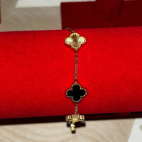 Gelang rantai clover hitam gold titanium
