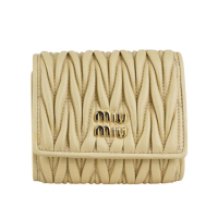 【MIU MIU】金字納帕皮革釦式三折零錢袋短夾(淺米色)