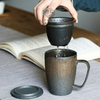 泡茶杯 棲鳳居 灰念禪風鎏金釉手工粗陶馬克杯過濾泡茶杯 辦公帶蓋茶杯子全館免運 名創 清涼一夏钜惠