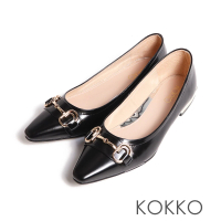 【KOKKO 集團】KOKKO高雅金飾扣牛油皮微彎折低跟包鞋(黑色)