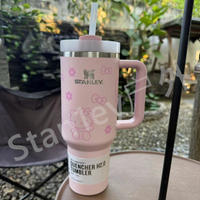 [ใหม่] STANLEY 40Oz ถ้วยฟางความร้อนเย็นความจุขนาดใหญ่หญิง2024ถ้วยน้ำใหม่ KT Cat Ice Bully CupHot