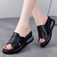 รองเท้าแตะหนังแท้สำหรับผู้หญิงใส่ข้างนอกในฤดูร้อน 2023 รองเท้าแตะส้นเตารีดส้นเตารีดแบบใหม่รองเท้าแตะส้นแบนสำหรับคุณแม่และรองเท้าแตะ