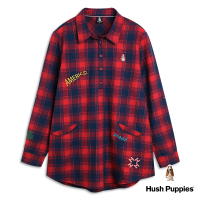 【Hush Puppies】女裝 襯衫 趣味文字小狗標長版襯衫(藍紅格紋 / 34212105)