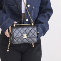 【CHANEL 香奈兒】限定款經典雙C LOGO小雙金球款菱格紋小牛皮肩斜三用翻蓋鍊包(黑)