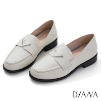 DIANA 3 cm軟牛皮經典設計款三角金屬飾釦樂福鞋-米白