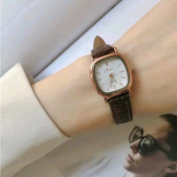 Jam Tangan Wanita Kotak Simpel Model Casual Tali Kulit Gaya Kekinian Arloji