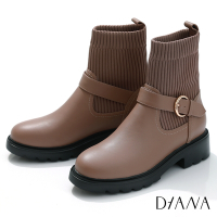 DIANA 4.5 cm牛皮x重磅彈性布雙材質拼接圓環金屬皮帶釦飾短筒靴-拿鐵卡其