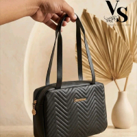 Tas Tangan Hitam dengan Desain Chevron dan Logo \S\" - Versi Collection"