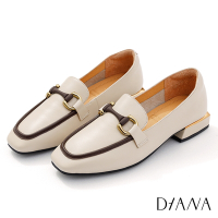 DIANA 2.7cm質感牛皮經典馬銜釦X皮革線條設計方頭低跟樂福鞋-牛奶白