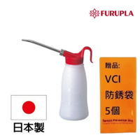 【Furupla】3011橫向黃銅噴嘴塑膠油壺 200ml (四色隨機) ZD-3011 瓶身柔軟厚實，回彈力極佳
