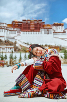 西藏旅游藏袍羊羔毛鍋莊舞藏族服飾康巴丁真中國風藏裝男女長袍