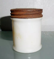 VINTAGE USA R. E. G. MENTHOLATUM JAR MEDICINE BOTTLE MILK GLASS DESIGN NR