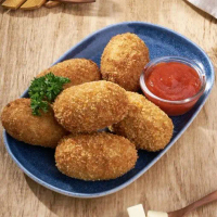 Ayam Keju Renyah dengan Saus Tomat Segar dan Hiasan Daun Parsley