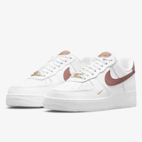 【NIKE 耐吉】WMNS AIR FORCE 1 07 ESS 乾燥玫瑰 金扣 白色 休閒鞋 女款 穿搭(CZ0270-103)