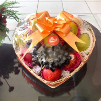 Parcel Buah / Parsel Buah / Istimewa / keranjang Hati/Love