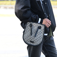 【KENZO】品牌LOGO印花帆布獨特弧形造型手提包兩用包(黑白)
