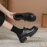 2023 รองเท้าหนังผูกเชือกสไตล์อังกฤษสีดำปากตื้นรองเท้าโลฟเฟอร์พื้นหนาสไตล์อังกฤษรองเท้าผู้หญิง