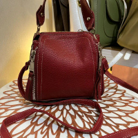 tas warna merah bahan kulit asli