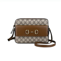 【GUCCI 古馳】GUCCI Horsebit 1955復古滿版雙G LOGO PVC馬銜釦帆布拼牛皮拉鍊斜背包(小/米x蜜蜂焦糖棕)