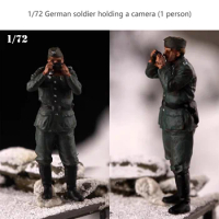 1/72 German soldier holding a camera (1 person) Finished Colored Soldier Model
