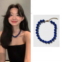 สร้อยคอประดับลูกปัดสีน้ำเงินเข้มสไตล์เดียวกับบล็อกเกอร์อินสตาแกรมชาวเกาหลีชื่อ Fever ดีไซน์เรียบง่าย