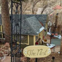 住宿 The Nest Cottage with Hot Tub in Downtown Manitou Springs 馬尼溫泉